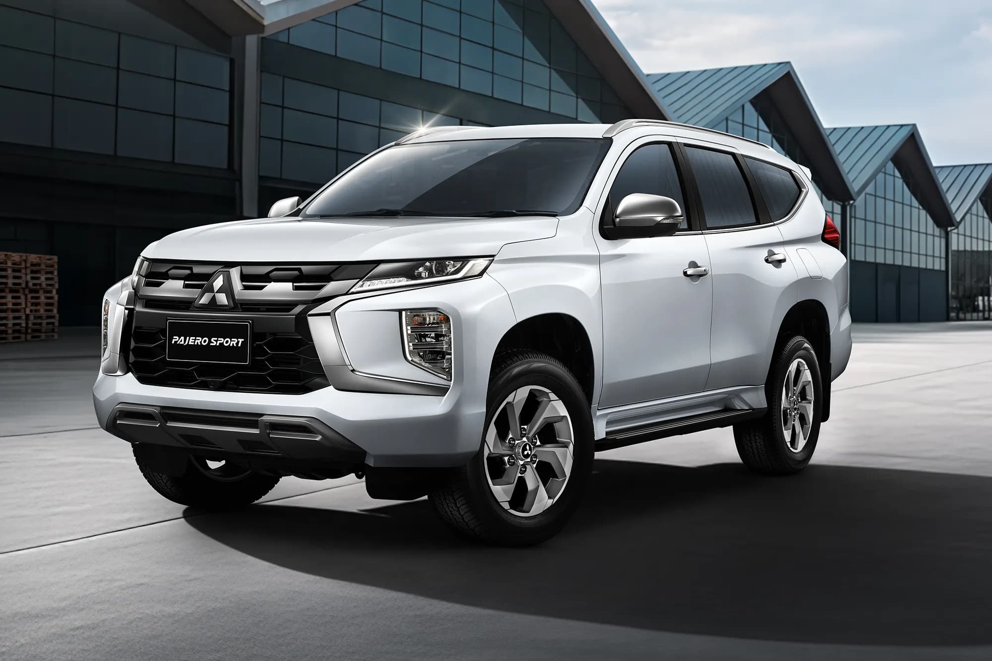 Pajero Sport GT thumbnail 2
